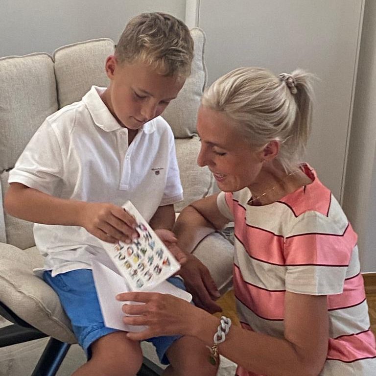 Logopädische Behandlung Frau mit Kind in spielerischer logopädischer Behandlung.