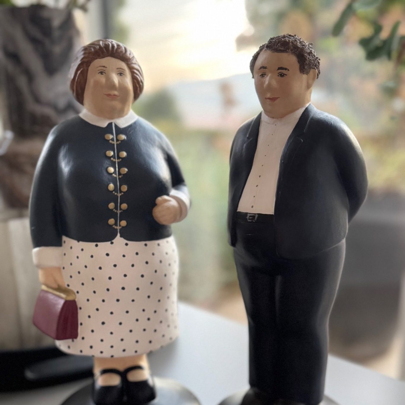 Tonfiguren der Wittener Künstlerin Christel Lechner Foto von zwei Figuren eines älteren Pärchens, Tonfiguren der Künstlerin Christel Lechner aus Witten.